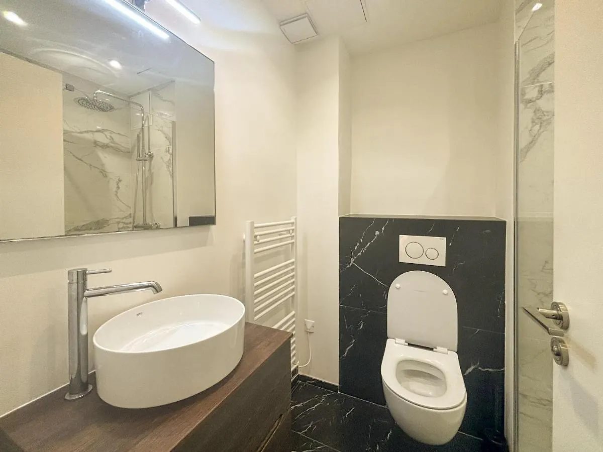 Alberti - Wifi, Ac, 2 Pers Nice 0*,  France
